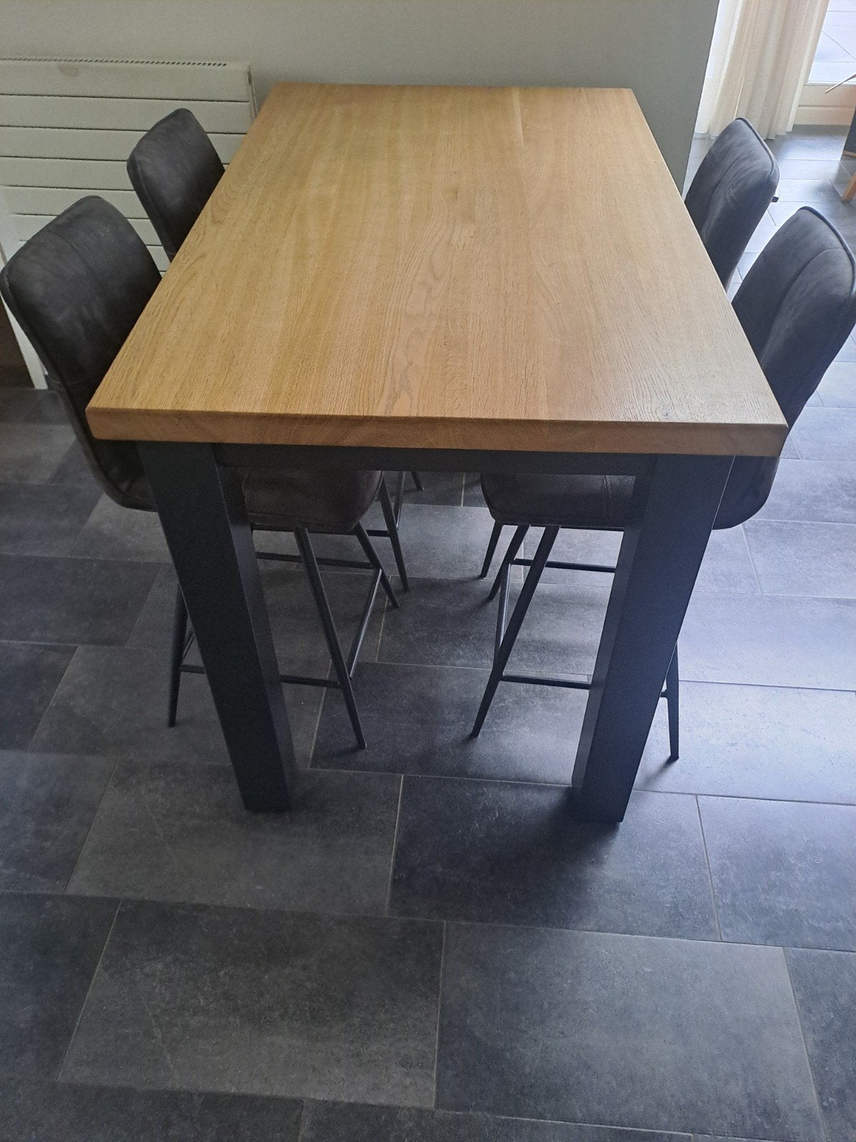 Robuuste bartafel met houten blad en houten poten.  4 barkru, Overige houtsoorten, 100 tot 150 cm, Zo goed als nieuw, Modern industrieel