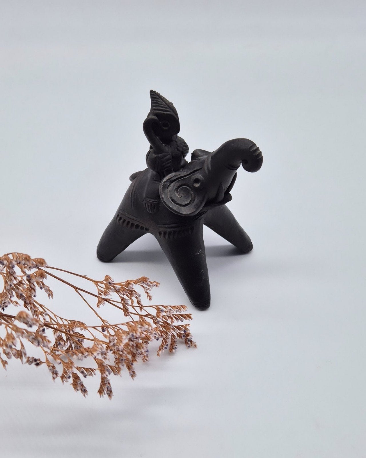 Handgemaakt volkskunstbeeldje: Olifant van zwarte terracotta, Minder dan 20 cm, Ophalen of Verzenden, Zwart, Steen of Keramiek