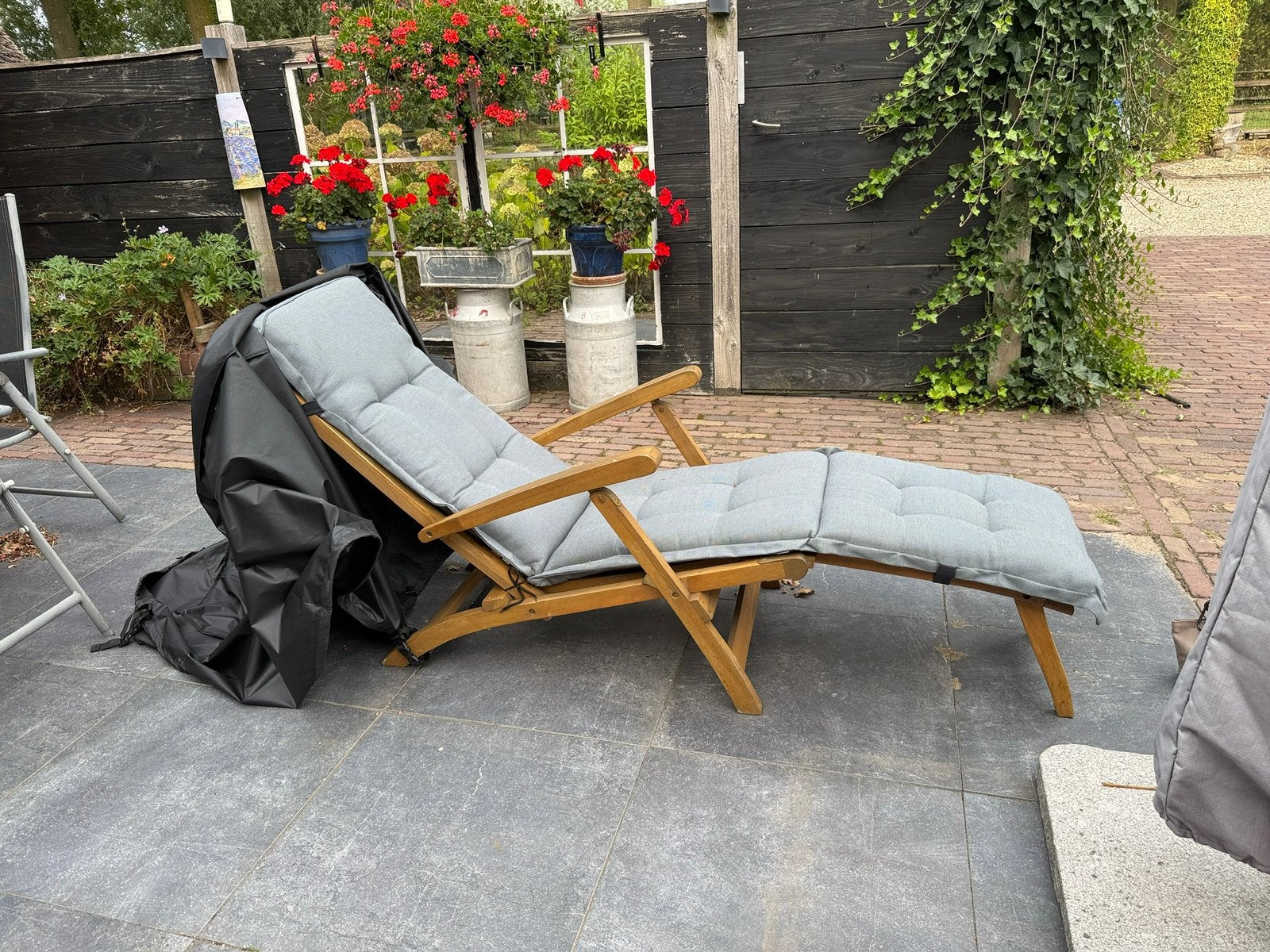 Twee Teakhouten ligstoelen, incl kussens en hoezen, Tuin en Terras, Ophalen, Zo goed als nieuw, Teakhout