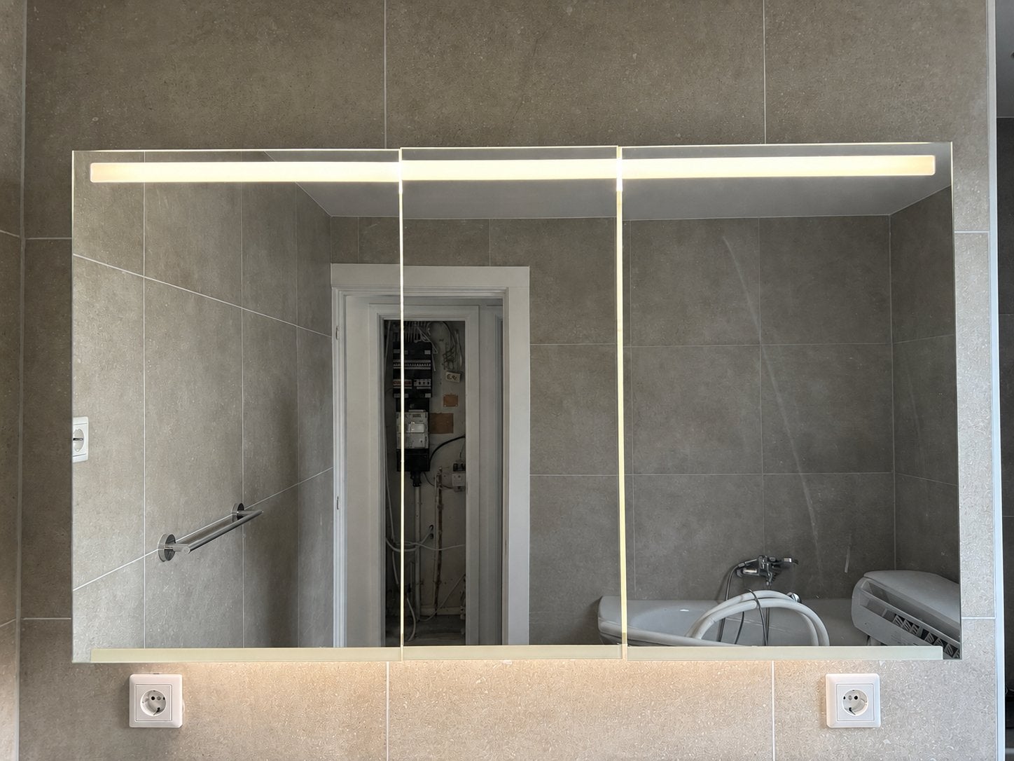 Geberit spiegelkast met verlichting en stopcontact, Spiegelkast, 100 tot 150 cm, Ophalen of Verzenden, Zo goed als nieuw