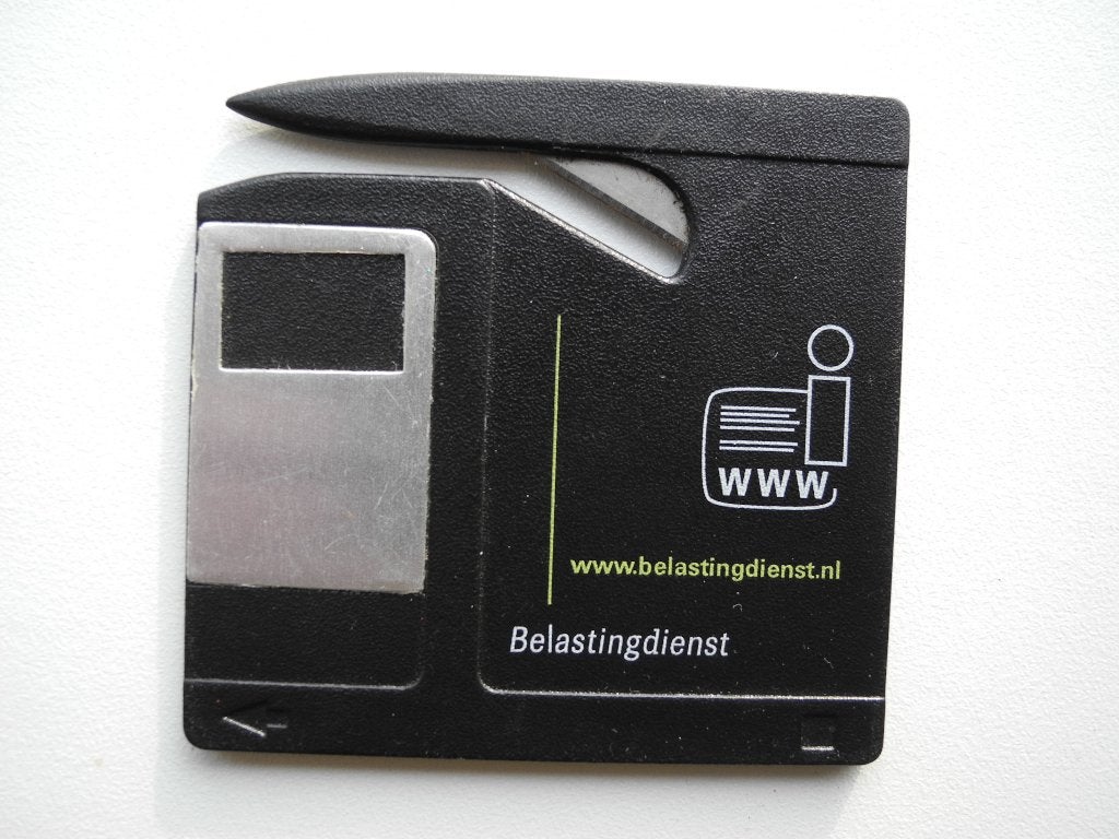 Belastingdienst‑briefopener floppydisk‑vorm jaren '90, Verzamelen, Ophalen of Verzenden, Overige soorten, Nederland, Overige typen