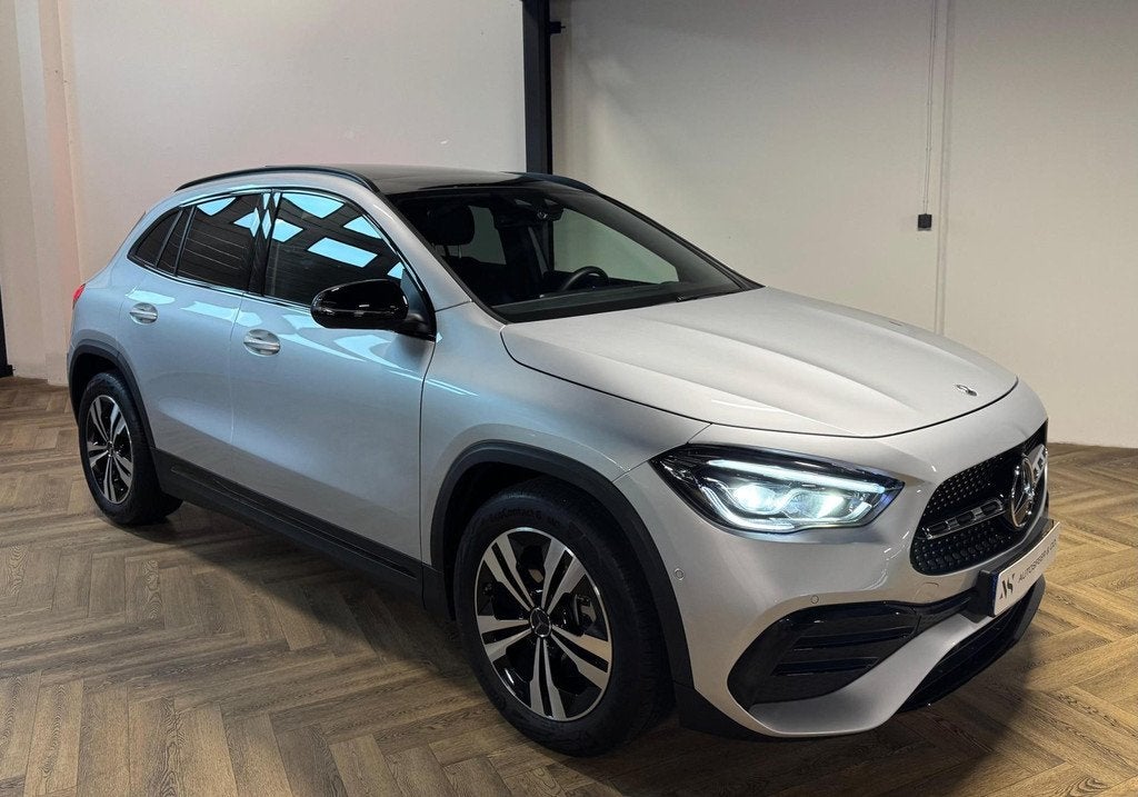 Mercedes-Benz GLA-klasse 220 d PANO KEYLESS CAM, Auto's, Mercedes-Benz, Gebruikt, Zwart, Leder en Stof, Bedrijf