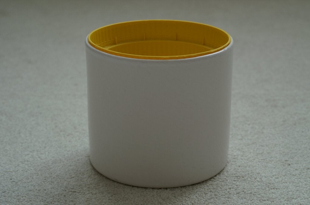 Witte bloempot met gele binnenpot, Gebruikt, Rond, Ophalen of Verzenden, Balkon