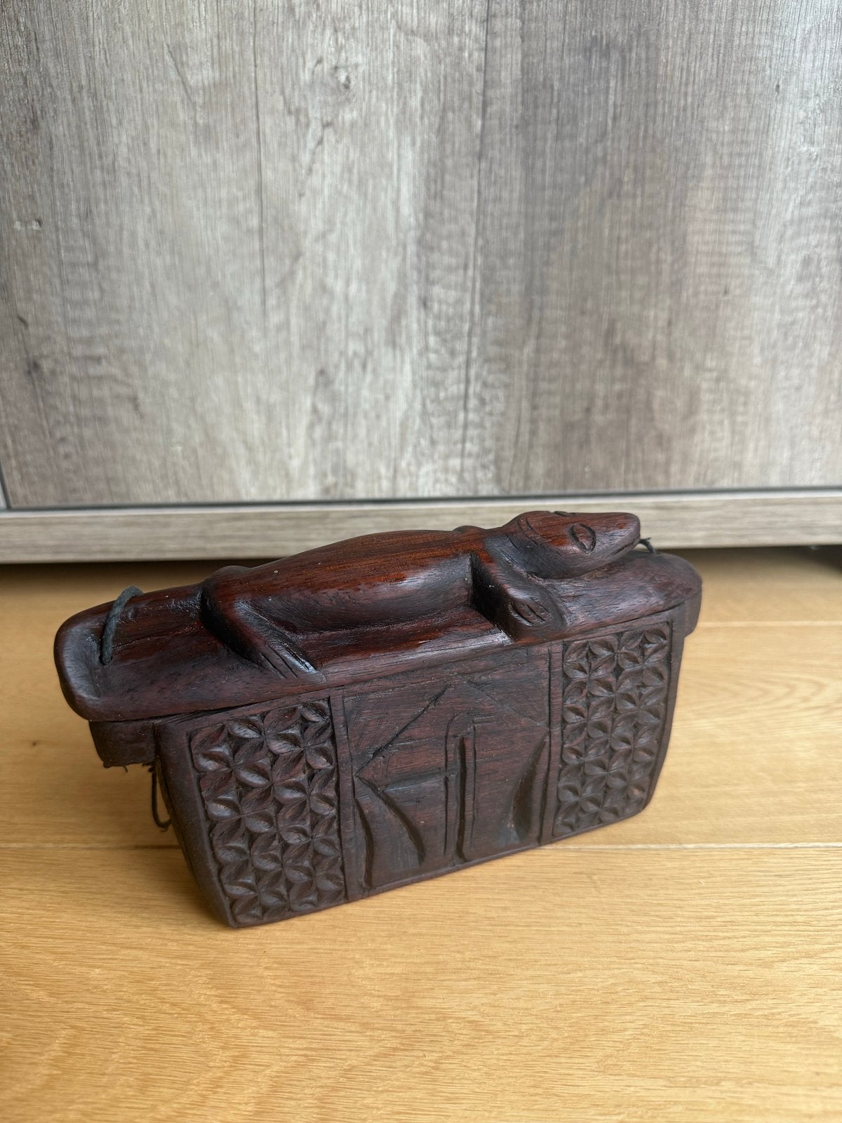 Handgesneden houten doosje uit Mali, Overige onderwerpen, Minder dan 20 cm, Handgemaakt, Hout