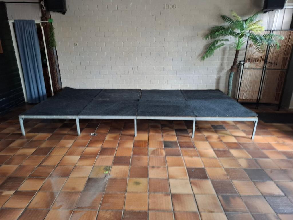 Podium deze bestaat uit 8 delen,totaal 16 stuks voor verkoop, Ophalen of Verzenden
