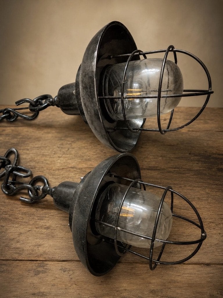 Set van 2 zware vintage industriële bootlampen | Werkend, Ophalen, Inclusief lichtbron, Zwart, Zo goed als nieuw