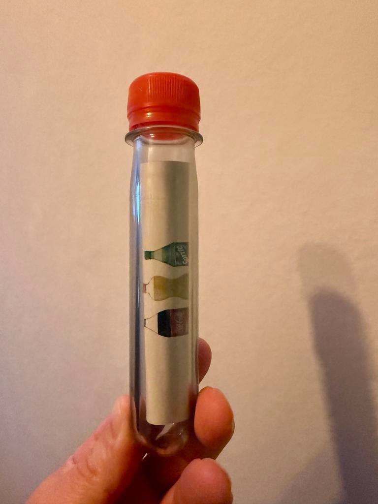Coca cola enterprise Flesje met miniatuur frisdranketiketten, Ophalen of Verzenden, Zo goed als nieuw