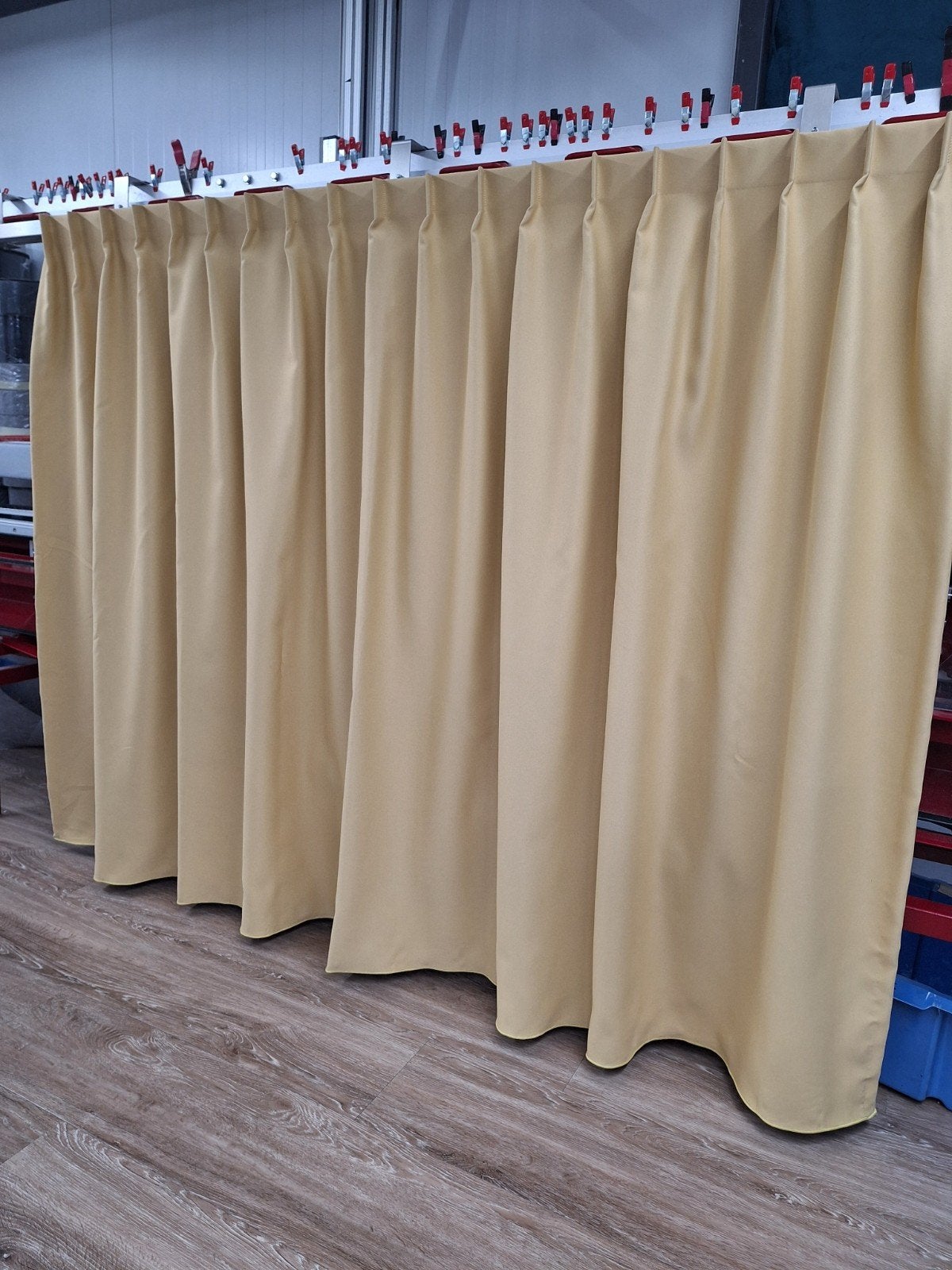 Twee gele verduisterende gordijnen - 146x175cm per stuk, Huis en Inrichting, Stoffering | Gordijnen en Lamellen, Ophalen of Verzenden