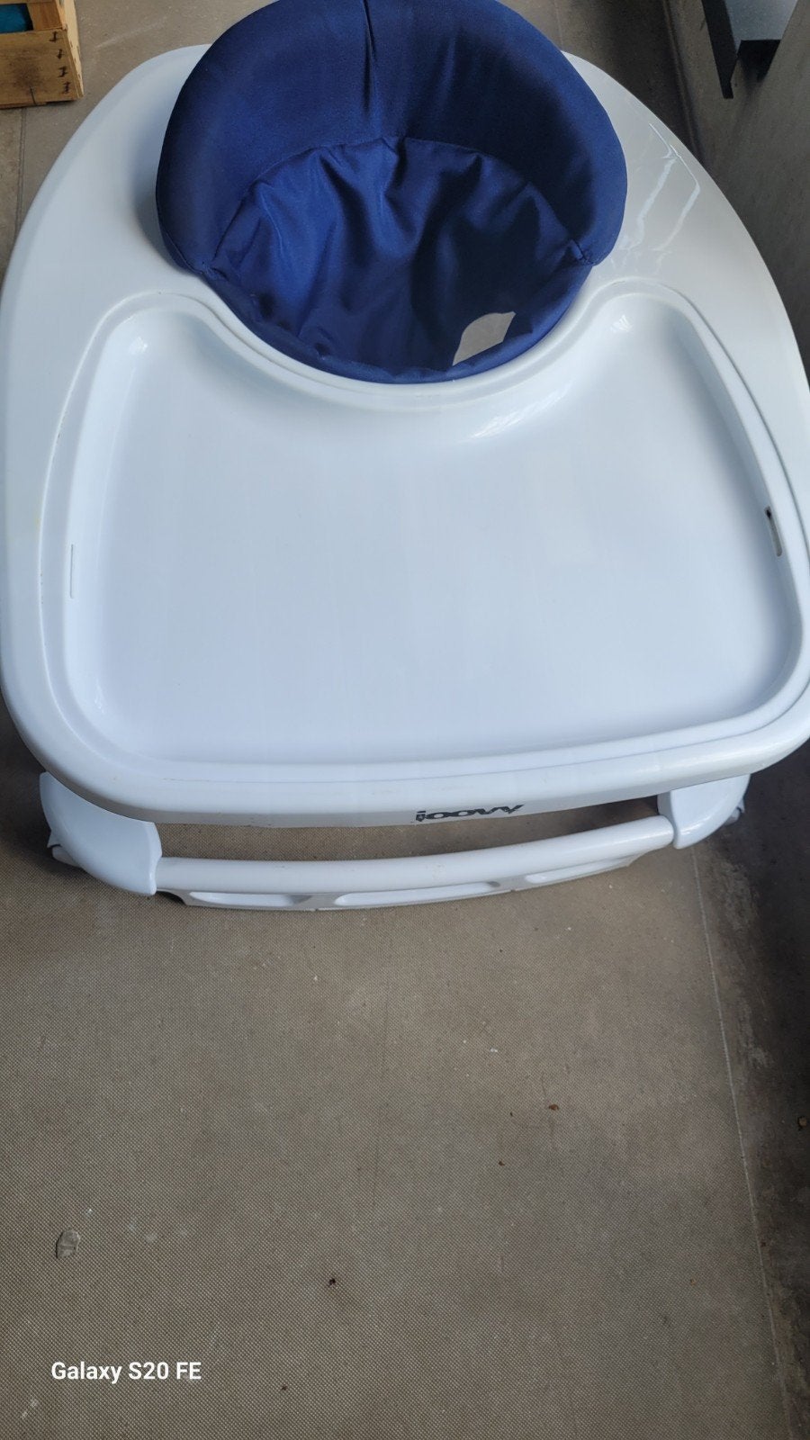 Witte kinderstoel met dienblad en blauw zitkussen, Ophalen of Verzenden