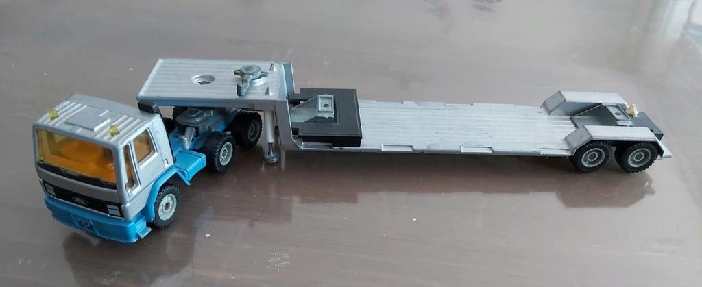 Siku Ford met dieplader - Schaal 1:50 (2125), Hobby en Vrije tijd, Modelauto's | 1:50, Ophalen of Verzenden, Gebruikt, Bus of Vrachtwagen