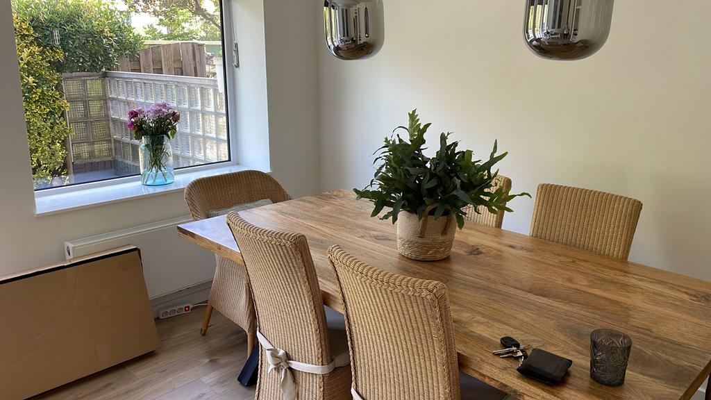 Houten eettafel met stalen poten, Huis en Inrichting, Tafels | Eettafels, Ophalen, Gebruikt, 50 tot 100 cm, 150 tot 200 cm