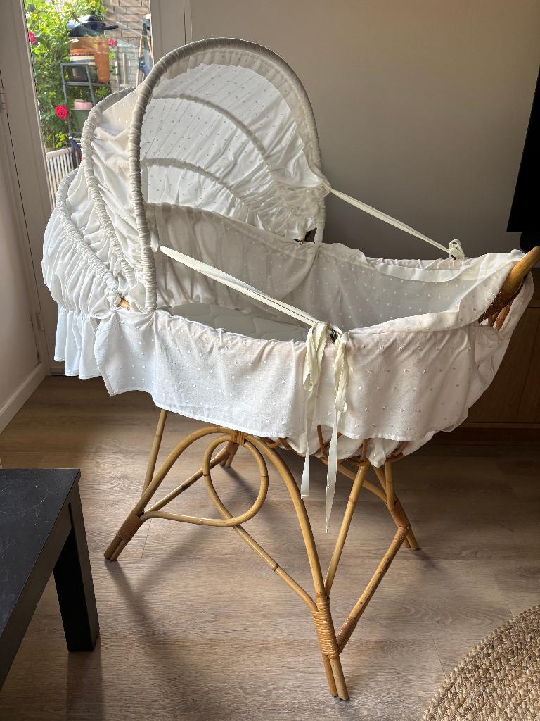 Vintage Rotan Wieg + nieuw matras, Kinderen en Baby's, Kinderkamer | Bedden, Ophalen, Gebruikt, Minder dan 140 cm, Matras