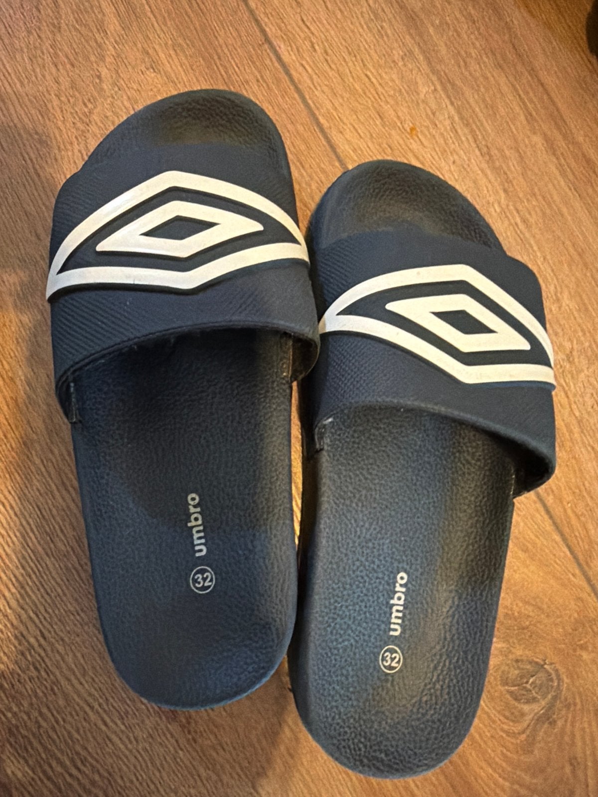 Umbro slippers maat 32 - Comfortabel en stijlvol, Ophalen, Gebruikt, Jongen of Meisje, Overige typen