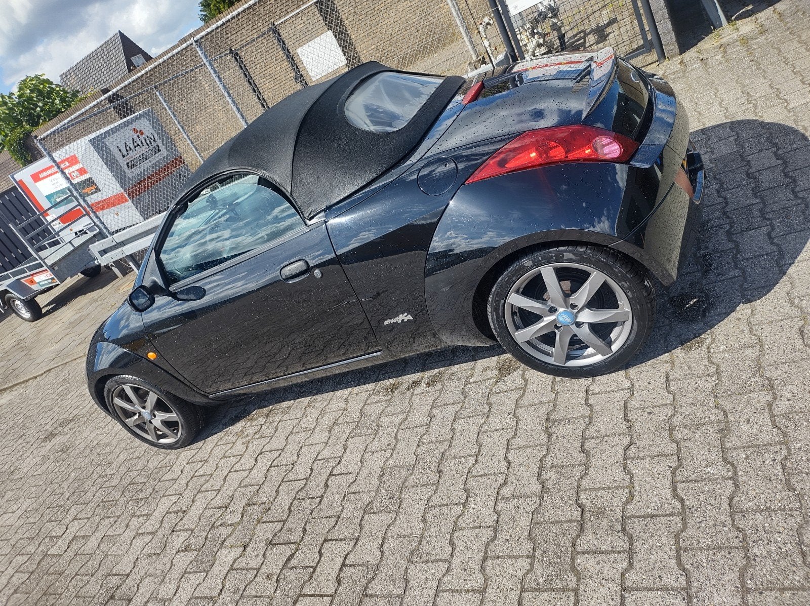 Ford Ka 1.6 Streetka 2003 Zwart, 40 €/maand, 1599 cc, Zwart, Handgeschakeld