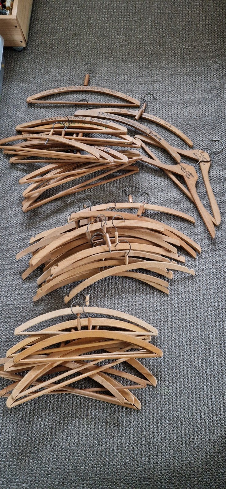 kledinghangers / kleerhanger hout totaal 51 stuks, Kleding | Dames, Kledinghangers, Ophalen, Zo goed als nieuw, Hout, Kinderen en Volwassenen