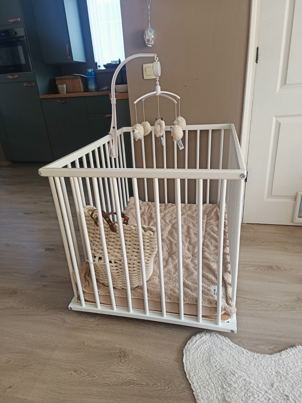 Witte box met wieltjes, matras en boxkleed, Ophalen, Zo goed als nieuw, Wieltjes
