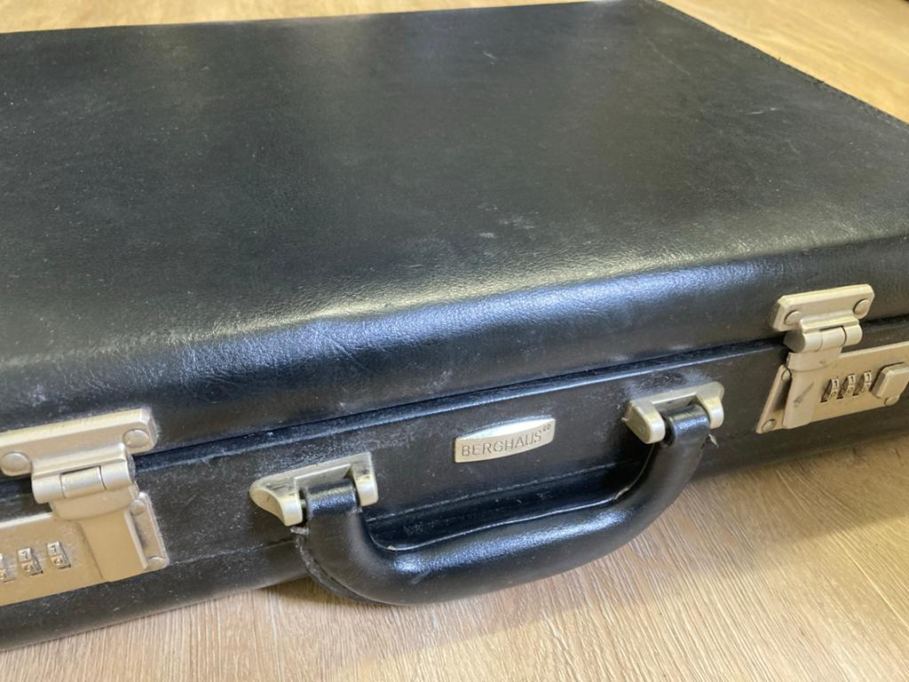 Decoratie koffer: Berghaus Aktetas Zwart met Cijferslot, Gebruikt, 45 tot 55 cm, Slot, Leer