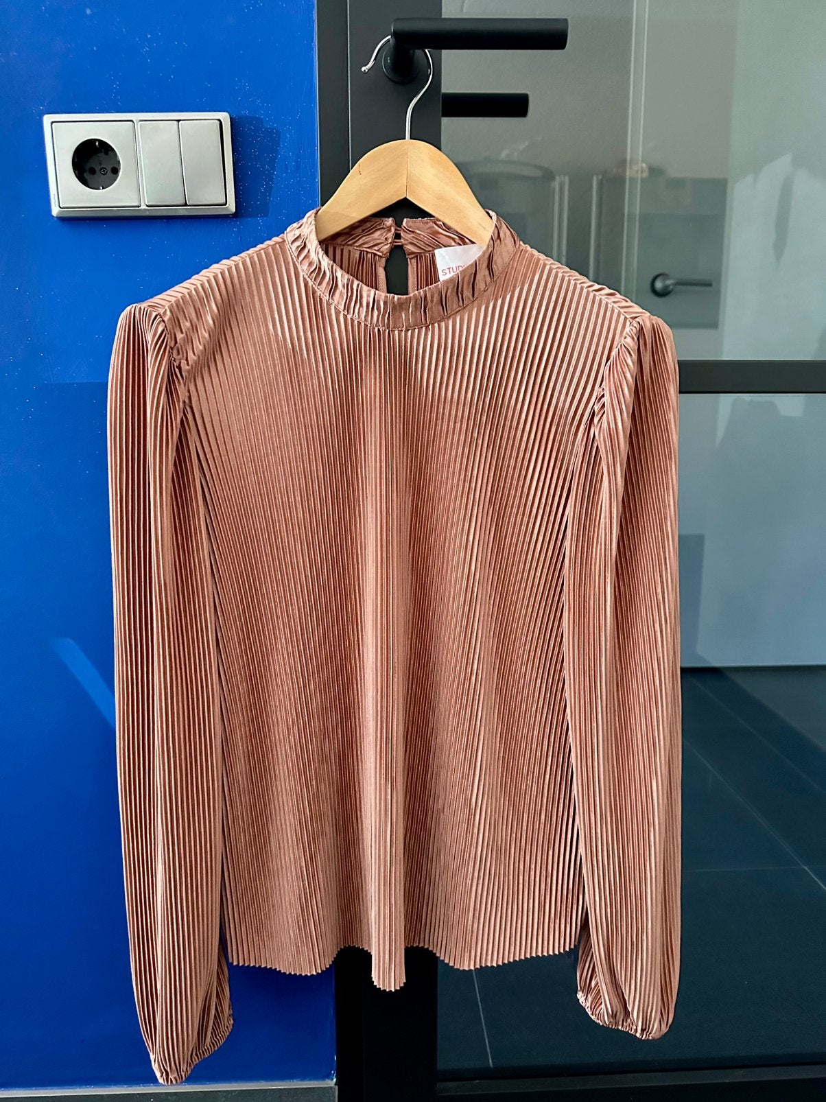 Studio Amaya Sienna glanzende Powder Pink plissé blouse, Kleding | Dames, Ophalen of Verzenden, Zo goed als nieuw, Maat 38/40 (M)