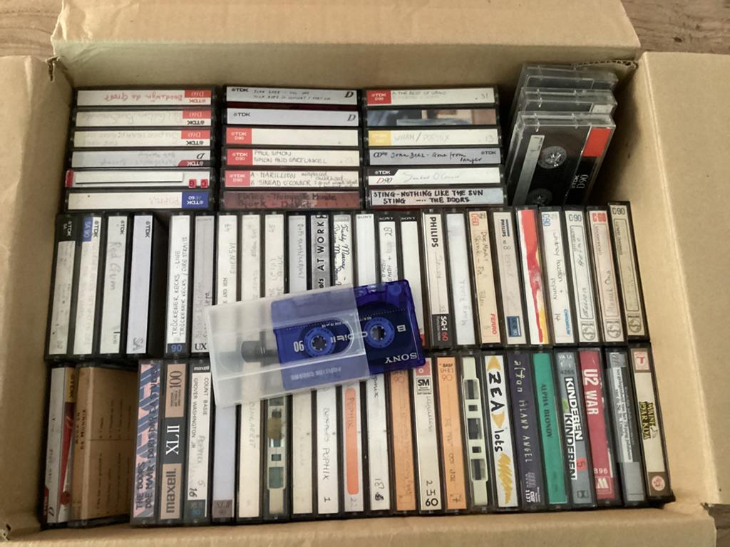 Doos met 69 bespeelde cassettebandjes, Cd's en Dvd's, Cassettebandjes, Ophalen of Verzenden, Zo goed als nieuw, Voorbespeeld, Pop