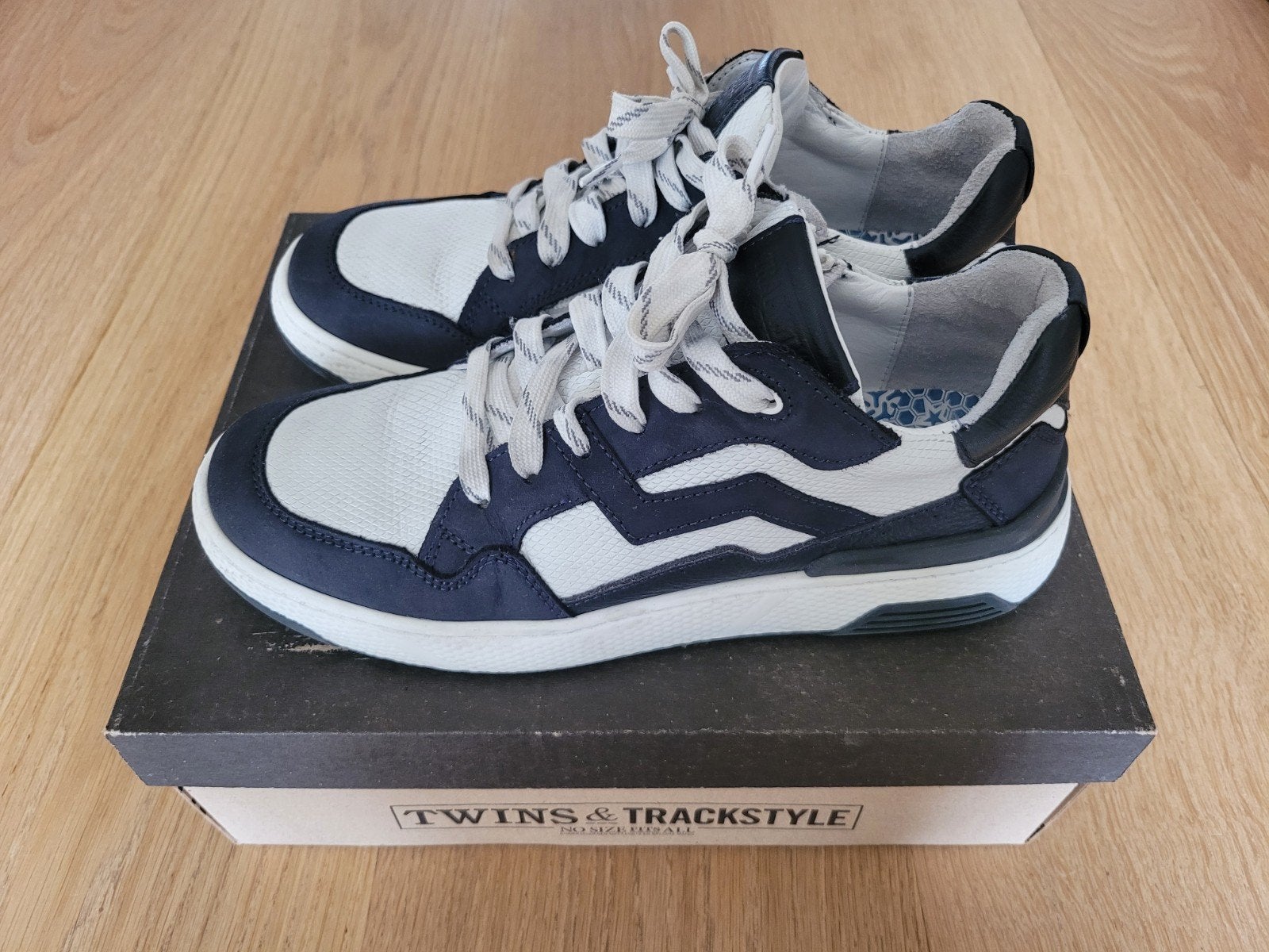 Twins & Trackstyle sneakers, wit/donkerblauw, maat 38, ZGAN!, Trackstyle, Schoenen, Ophalen of Verzenden, Zo goed als nieuw