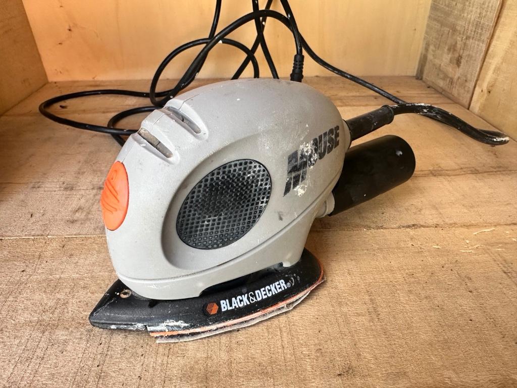 Black & Deckerschuurmachine €12,50 incl schuurpapier, Doe-het-zelf en Verbouw, Gereedschap | Schuurmachines, Ophalen, Gebruikt
