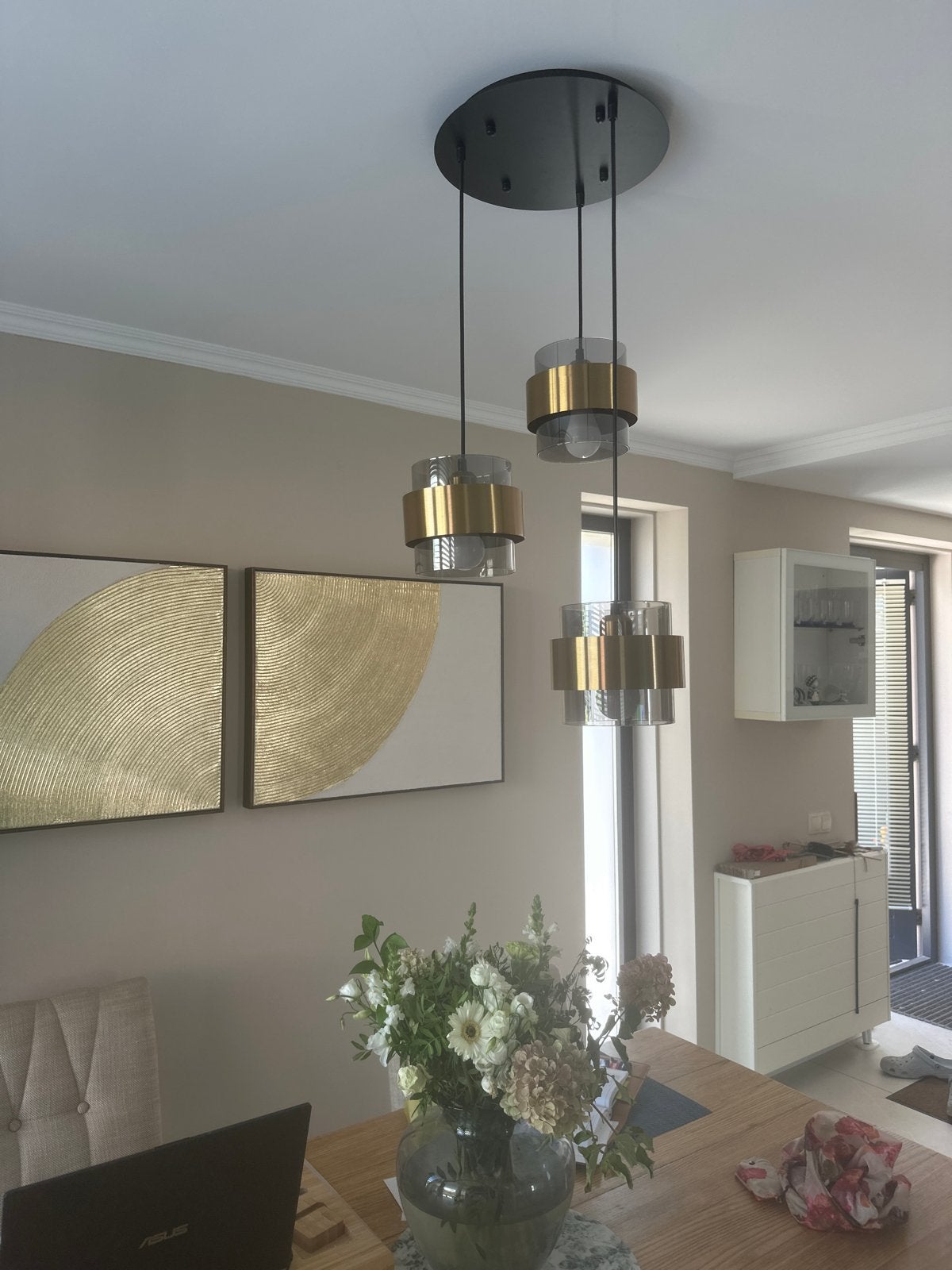Moderne hanglamp met 3 gouden en glazen kappen, Huis en Inrichting, Lampen | Hanglampen, Ophalen of Verzenden, Zo goed als nieuw