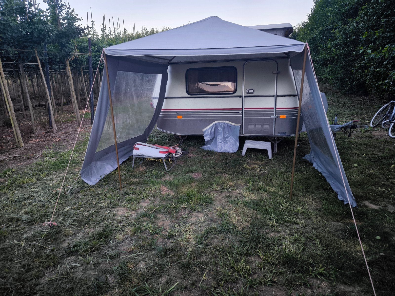 Eriba Touring caravan met hefdak - Compact en compleet, Standaardzit, Tot en met 2, Particulier, Koelkast