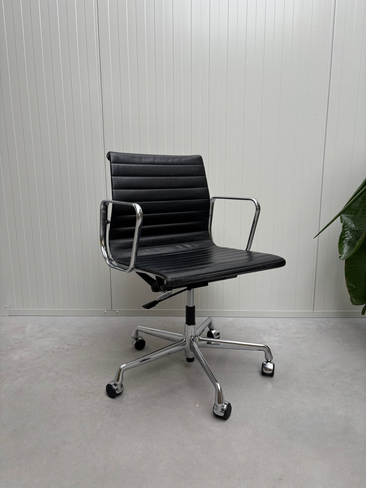 Eames ea117 chrome, Ophalen, Zo goed als nieuw, Zwart