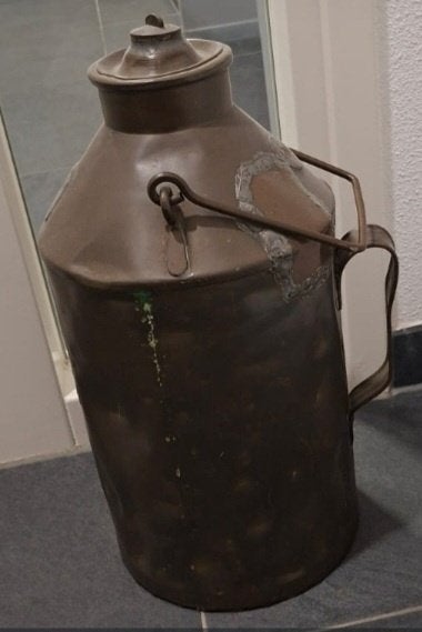 Antieke melkbus, brocante, Ophalen