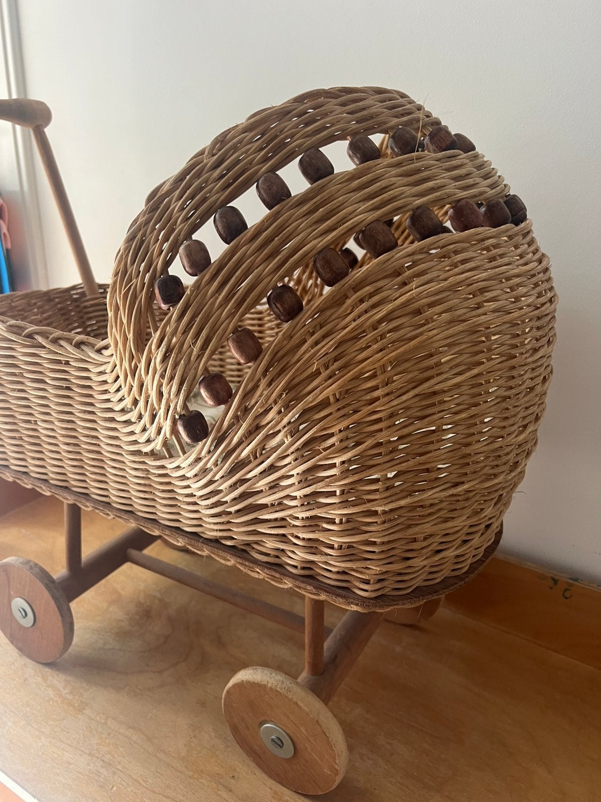 Prachtige rotan vintage poppenwagen met houten kralen., Kinderen en Baby's, Ophalen, Gebruikt, Babypop