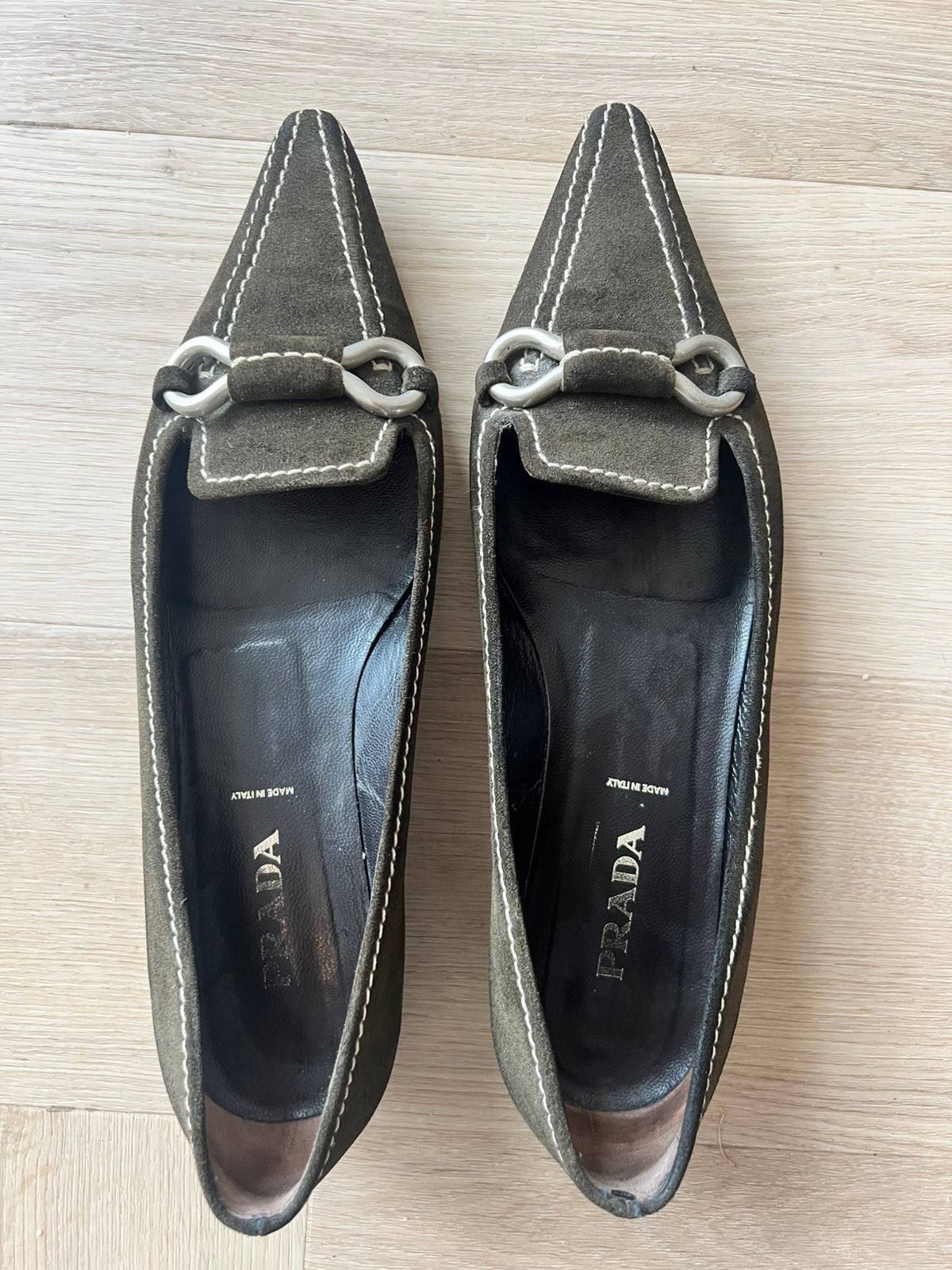 Vintage Prada suede pointed toe, low heels - maat 39,5 (Y2K), Kleding | Dames, Ophalen of Verzenden, Gedragen, Groen, Pumps