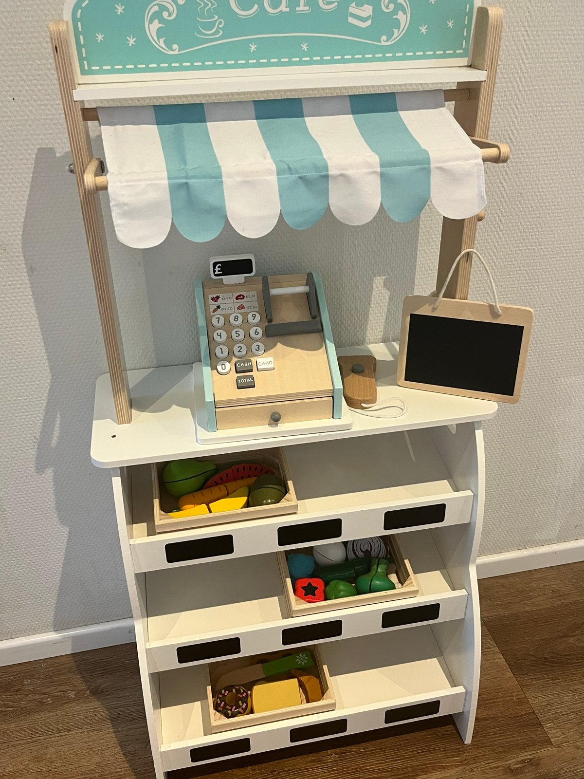 Houten Speelgoed Cafe / Winkel met Accessoires, Kinderen en Baby's, Speelgoed | Houten speelgoed, Ophalen, Zo goed als nieuw, Meubelstuk of Keukentje
