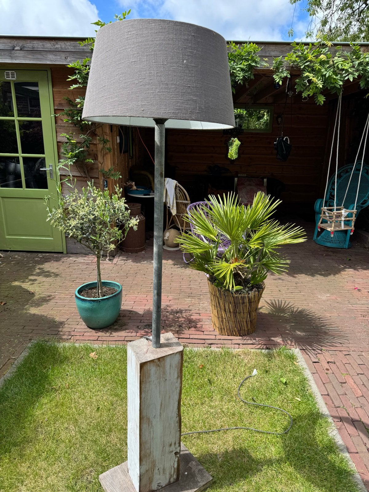 Unieke staande lamp met houten voet en stoffen kap, Huis en Inrichting, Lampen | Vloerlampen, Ophalen, Gebruikt, Hout, 150 tot 200 cm