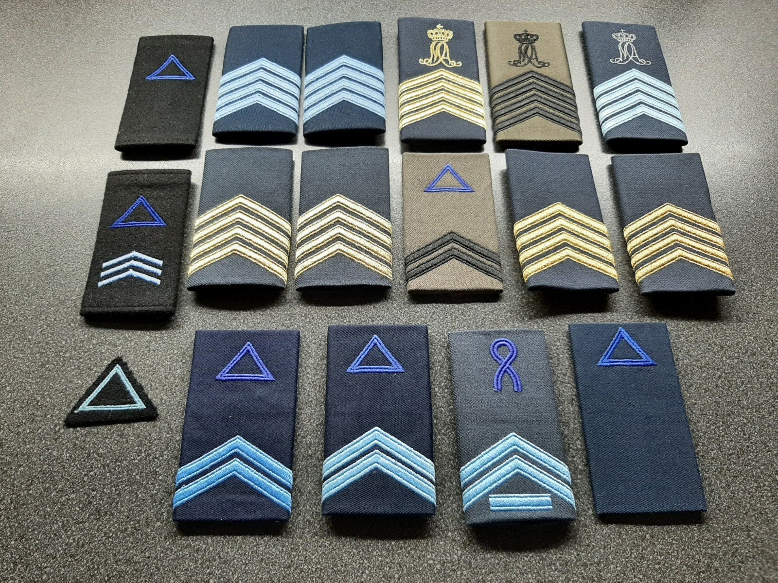 KLU  - lotje  epauletten  divers. / Nederland, Ophalen of Verzenden, Luchtmacht, Nederland, Embleem of Badge