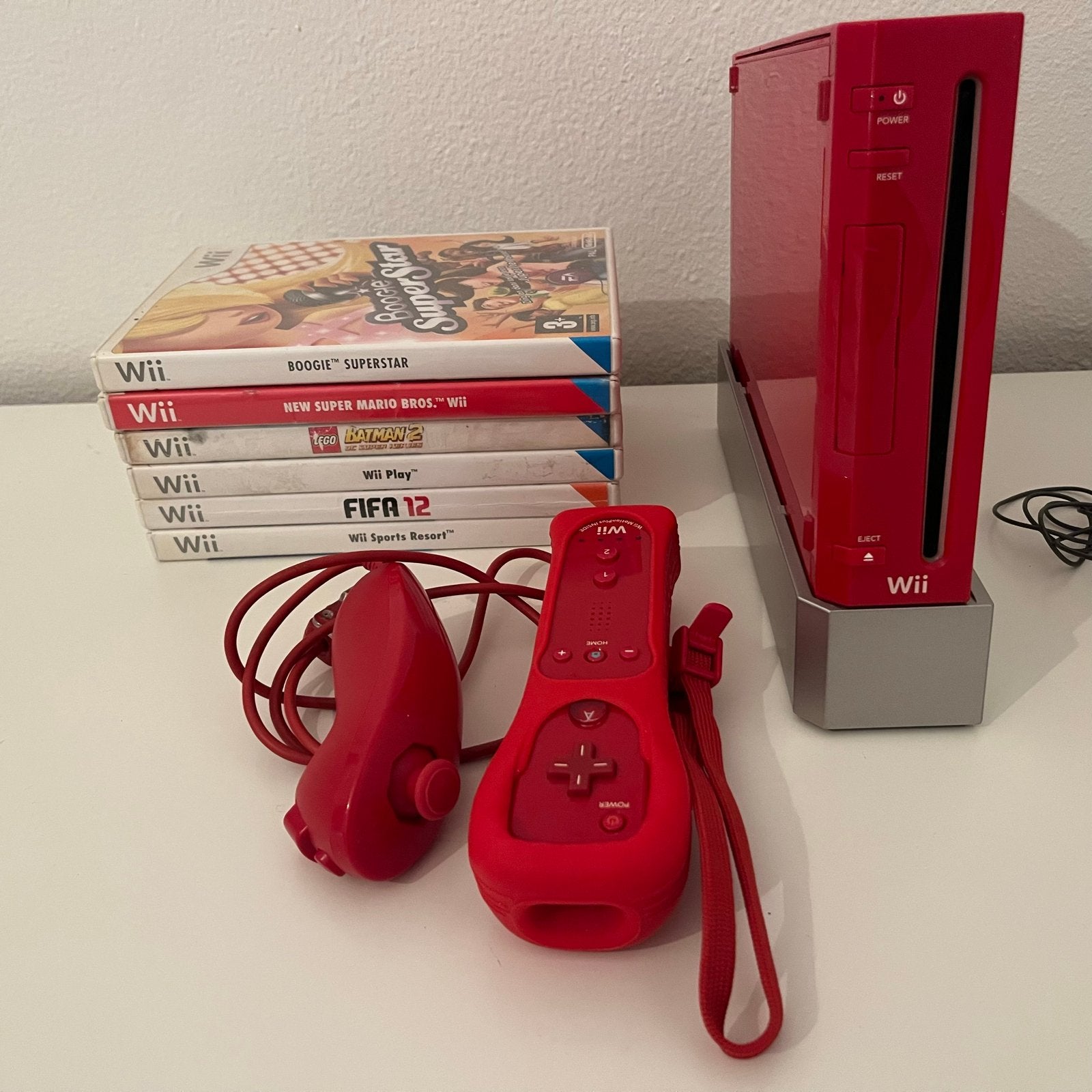 Rode Nintendo Wii met 2 controllers en 6 spellen, Spelcomputers en Games, Verzenden, Gebruikt, Met 2 controllers, Met games