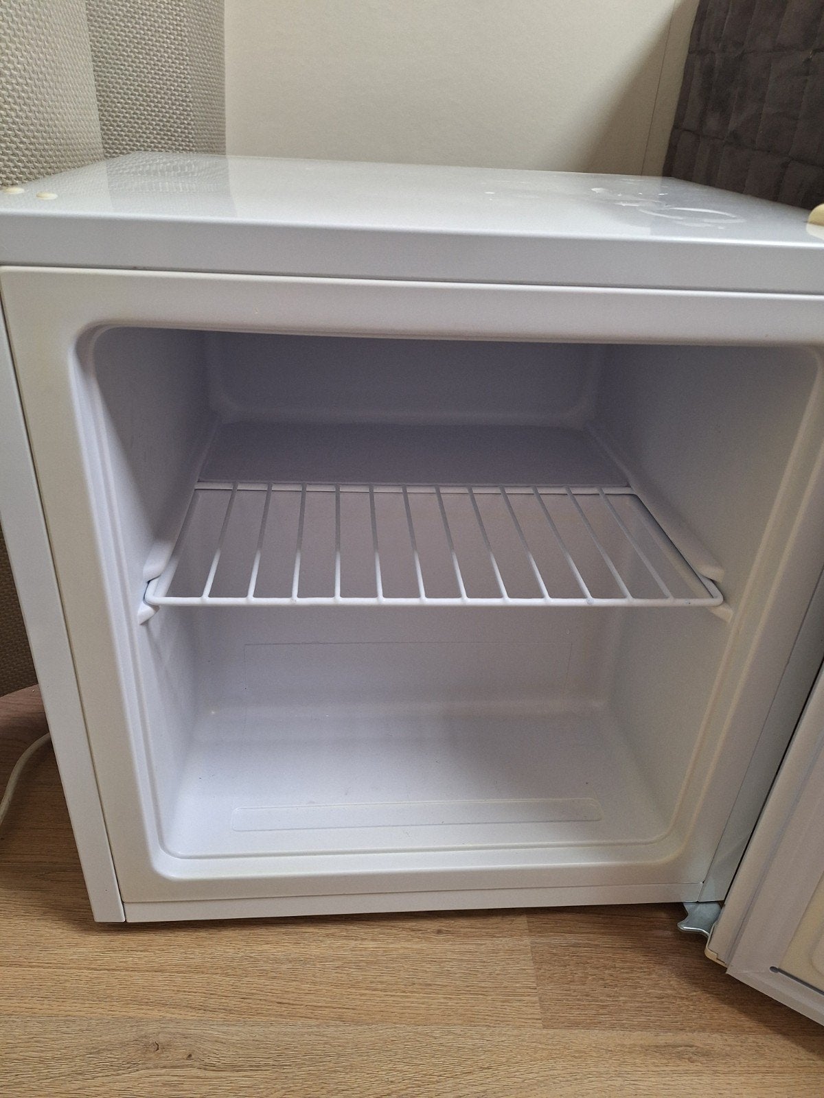 compacte mini vriezer, Witgoed en Apparatuur, Ophalen, Met vriesvak, Minder dan 45 cm, Minder dan 85 cm
