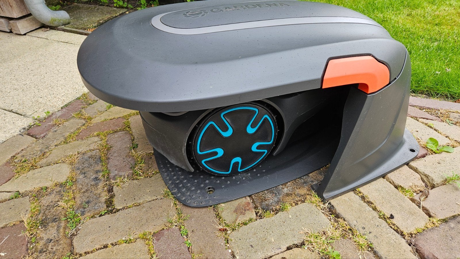 Robotmaaier Gardena Sileno Minimo 500m2 incl. garage, Tuin en Terras, Robotmaaiers, Gebruikt, Bestuurbaar via app, Ophalen of Verzenden