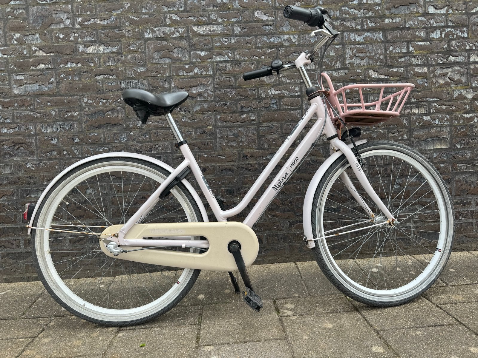 Meisjesfiets 26 inch met 3 versnellingen slot en verlichting, Fietsen en Brommers, Fietsen | Meisjes, Terugtraprem, Gebruikt, Handrem
