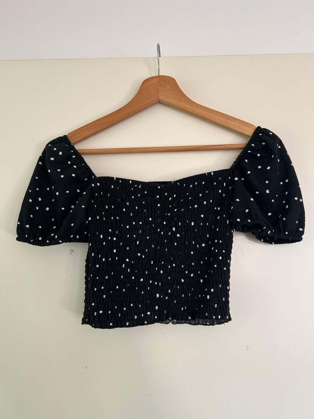 Stradivarius Zwart Polkadot Off-Shoulder Crop Top Maat XS, Zwart, Ophalen of Verzenden, Zo goed als nieuw, Korte mouw