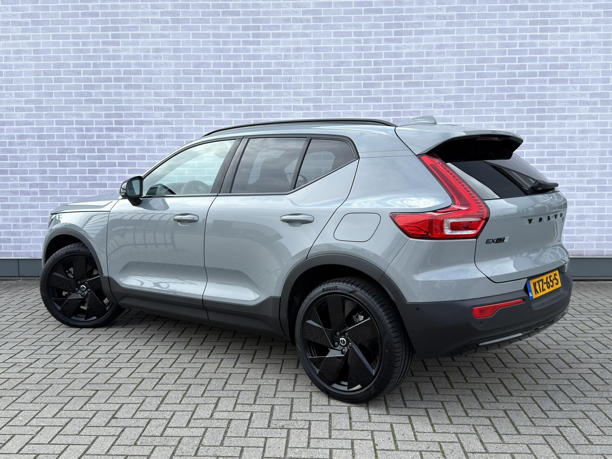 Volvo EX40 Single Motor Extended Range Plus Black Ed. 82 kWh, Auto's, Gebruikt, Automatische klimaatregeling, 1975 kg, SUV of Terreinwagen