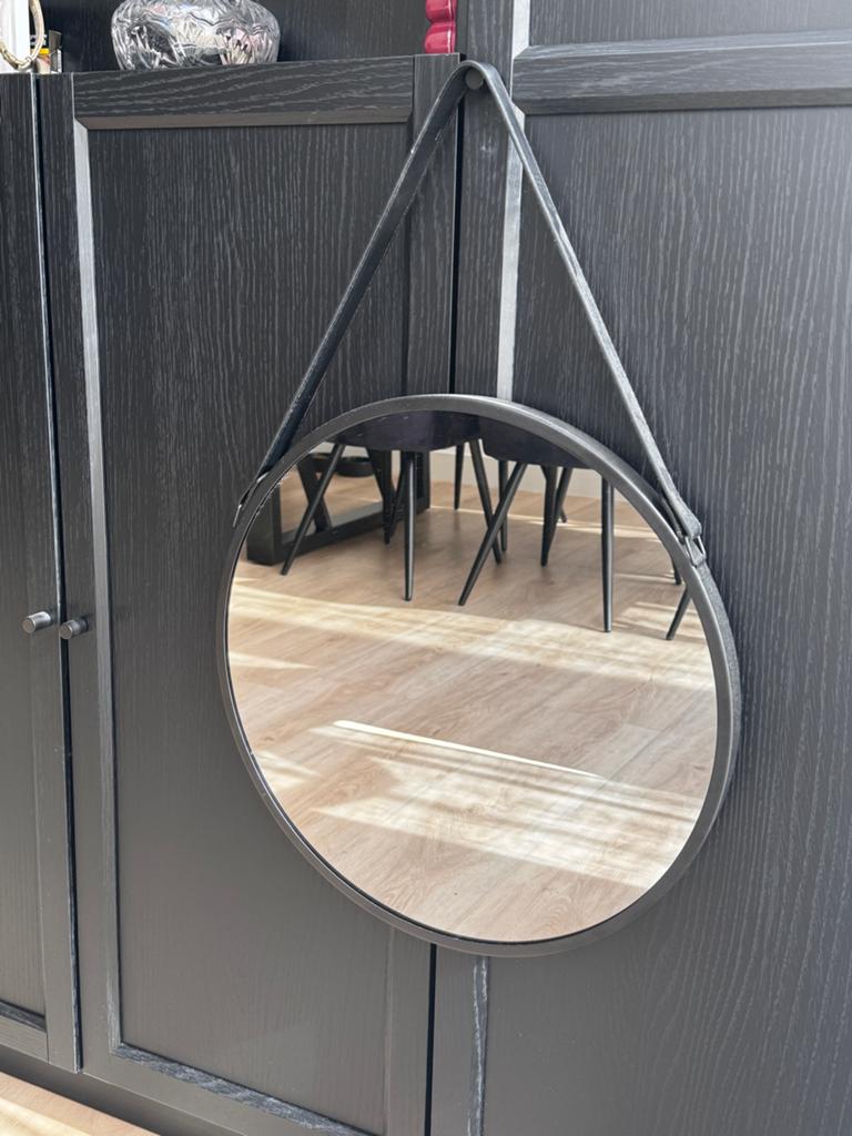 Ronde spiegel met leren band - Zwart met prijskaartje, Ophalen, Minder dan 50 cm, Rond, Zo goed als nieuw