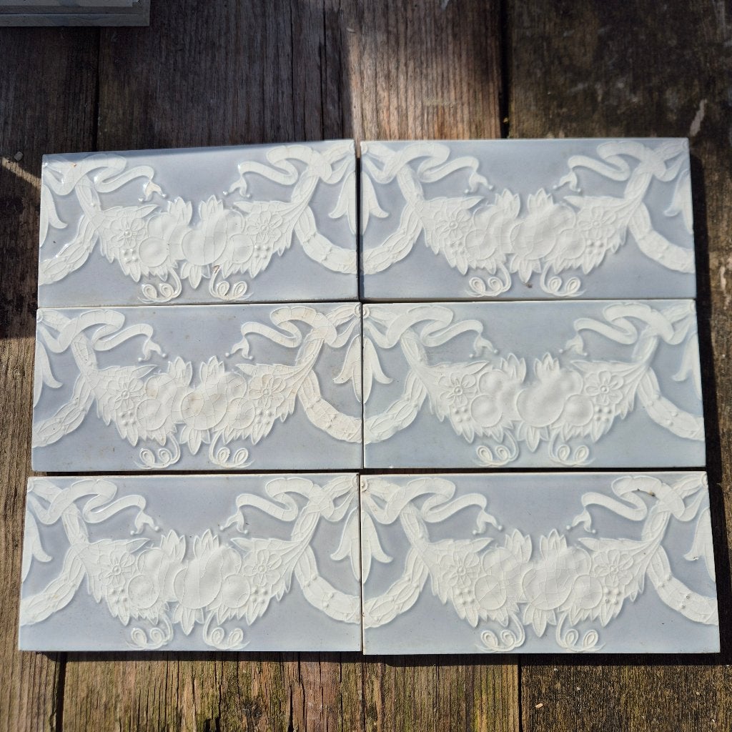 57 jugendstil randtegels grijs met wit opgelegd decor, Ophalen