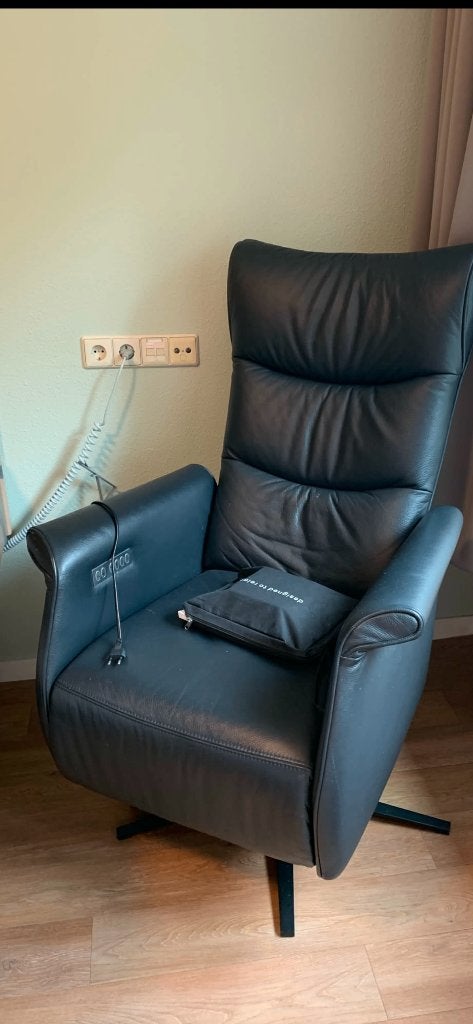 Prominent Lederen Relax fauteuil donkerblauw electrisch, Huis en Inrichting, Stoelen, Ophalen, Blauw, Leer, Zo goed als nieuw