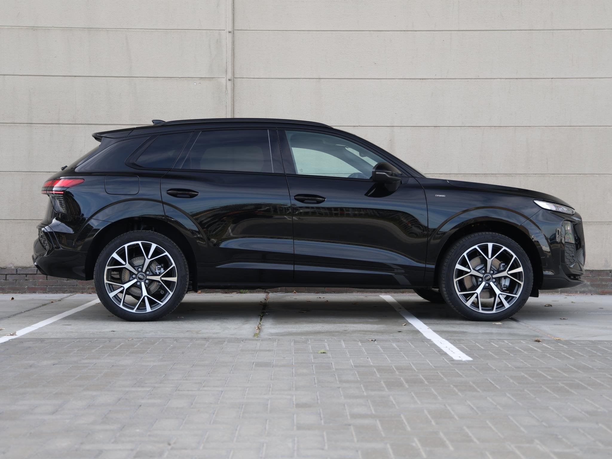 Audi Q3 S edition e-hybrid 200 kW / 272 PK | Tech plus pakke, Auto's, 1800 kg, 1498 cc, 4 cilinders, 150 min