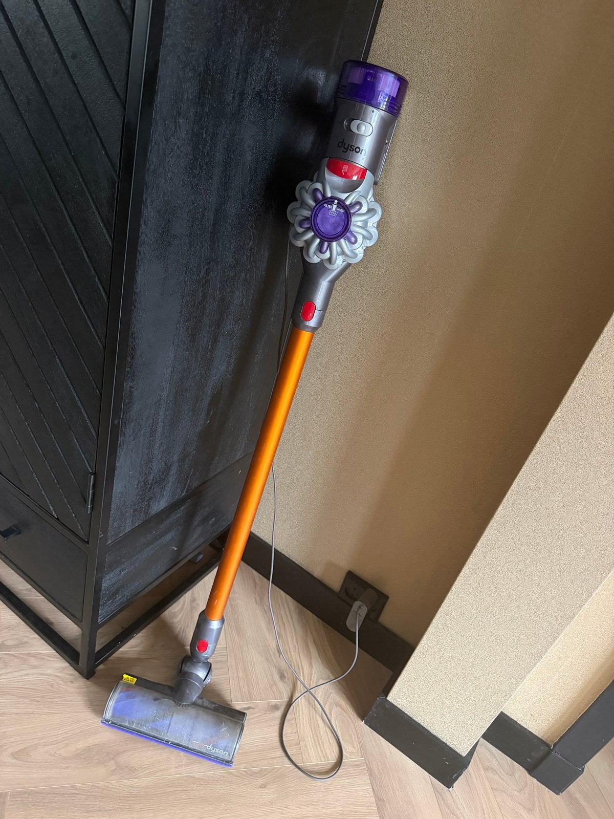Foto 2 van Dyson V8 Absolute steelstofzuiger met accessoires