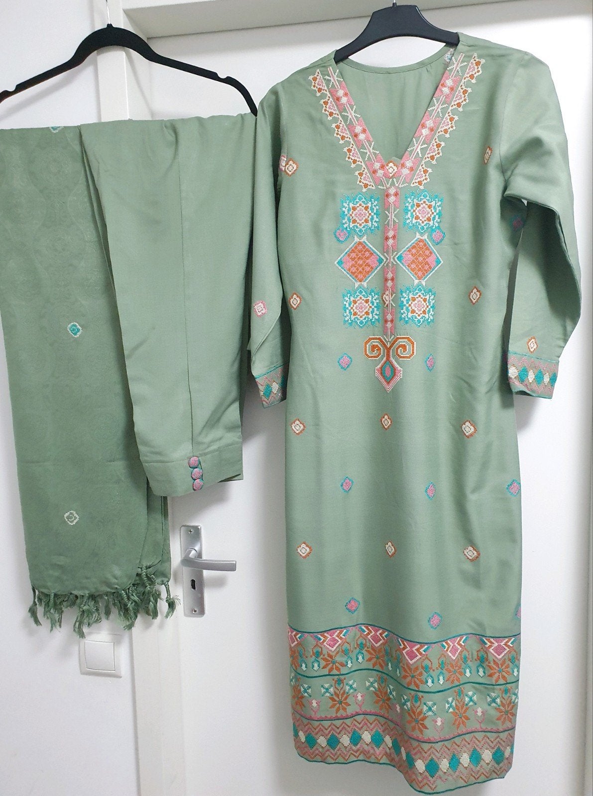 Mooie groene Indiase/Pakistaanse jurk met broek en sjaal, Onbekend, Ophalen of Verzenden, Zo goed als nieuw