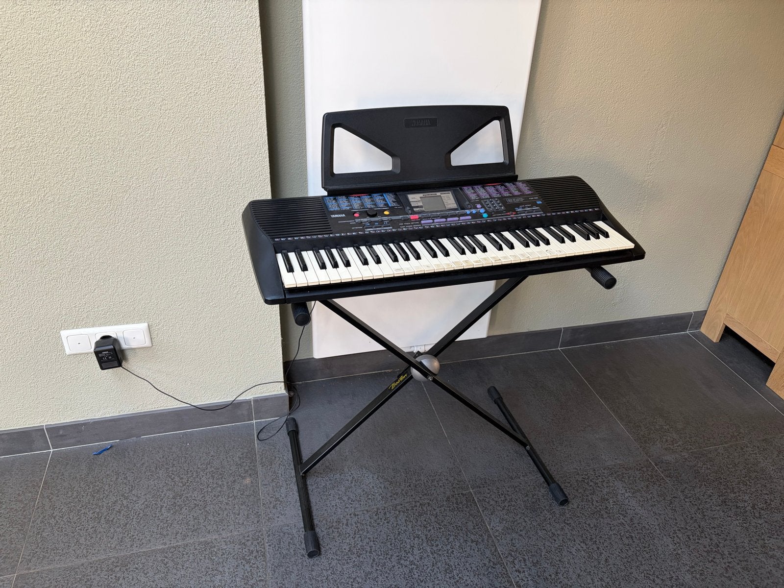 Yamaha PSR-220 keyboard met standaard, Ophalen, Yamaha, Aanslaggevoelig, 61 toetsen