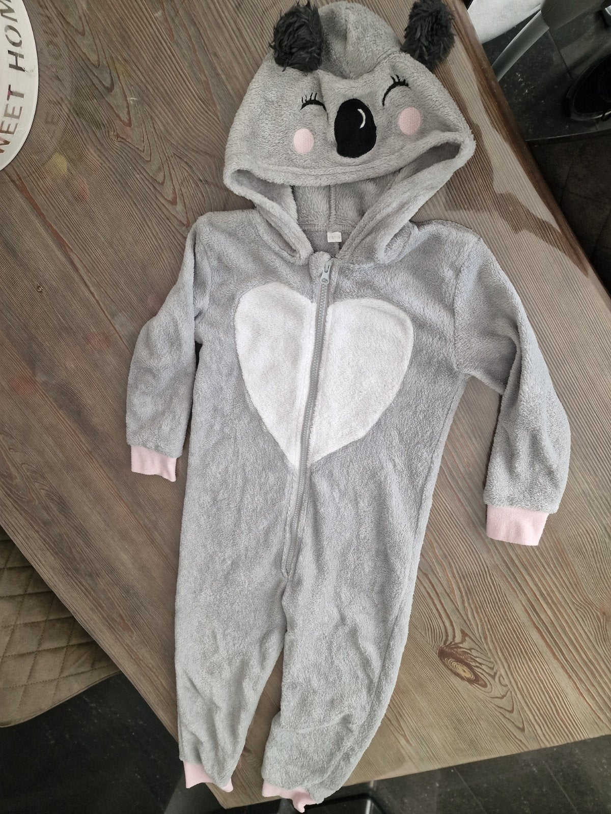 Schattige Koala Onesie Maat 110-116, Ophalen, Zo goed als nieuw, Jongen of Meisje, Nacht- of Onderkleding