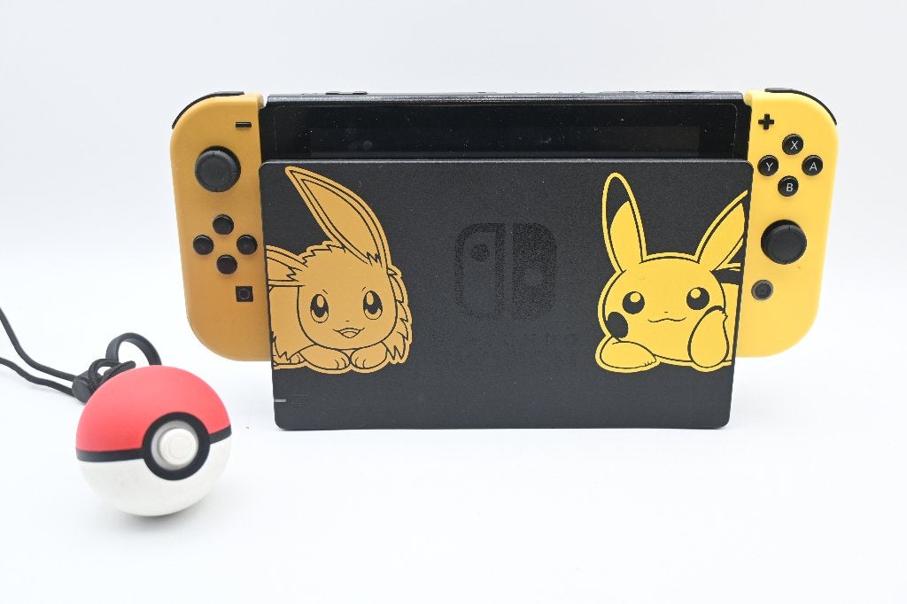 Nintendo Switch Pokemon Edition + Pokeball (Gebruikt)