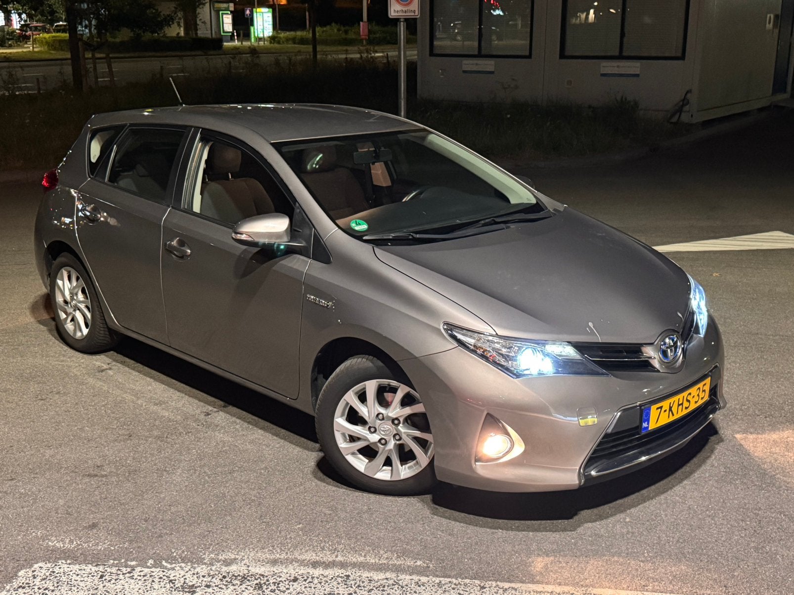 Toyota Auris 1.8 Full Hybrid 5DR 2013 | LAGE KM NAP | BRUIN, Stof, Zwart, 4 cilinders, Bruin